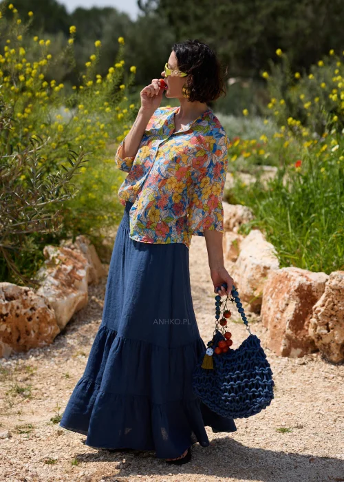 Granatowa pleciona torebka typu worek z ozdobnymi koralikami na uchwycie. Ażurowy model o ręcznie wykonanym wyglądzie, idealny do naturalnych stylizacji.