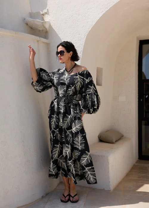 Czarna sukienka midi z haftowanym wzorem liści, bufiastymi rękawami i paskiem podkreślającym talię. Elegancki model o luźnym fasonie, idealny na wyjątkowe okazje i stylizacje w klimacie boho.