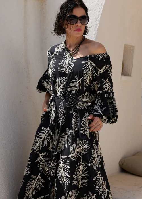 Czarna sukienka midi z haftowanym wzorem liści, bufiastymi rękawami i paskiem podkreślającym talię. Elegancki model o luźnym fasonie, idealny na wyjątkowe okazje i stylizacje w klimacie boho.