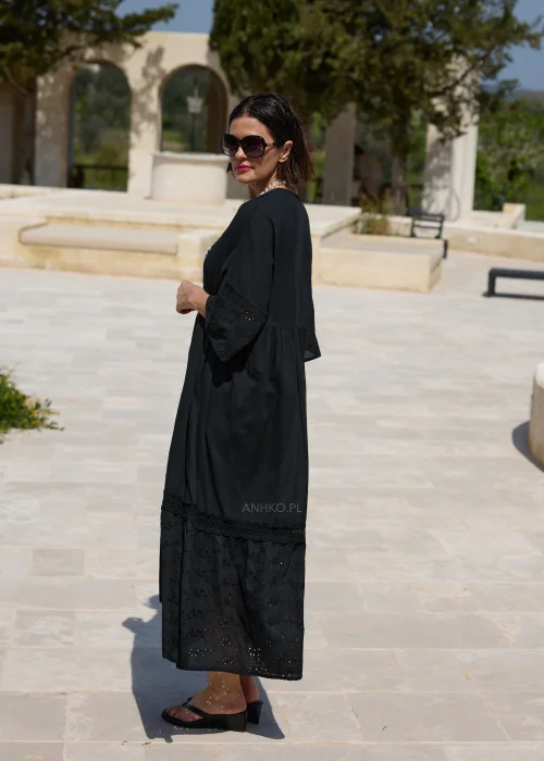 Czarna sukienka maxi w stylu boho z ażurowymi haftami, dekoltem V i szerokimi rękawami 3/4. Zwiewny model o luźnym fasonie, idealny do codziennych i wakacyjnych stylizacji.