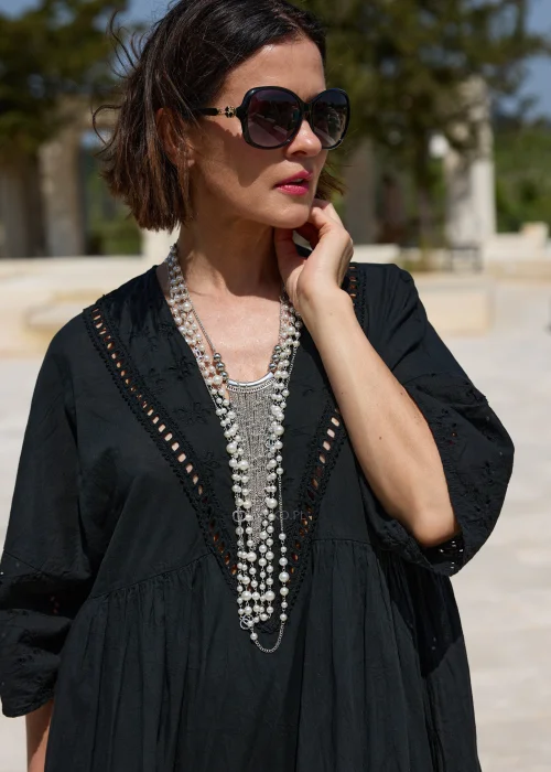 Czarna sukienka maxi w stylu boho z ażurowymi haftami, dekoltem V i szerokimi rękawami 3/4. Zwiewny model o luźnym fasonie, idealny do codziennych i wakacyjnych stylizacji.