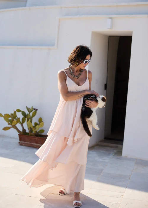 Pudroworóżowa sukienka maxi na cienkich ramiączkach z warstwowymi falbanami i luźnym, zwiewnym fasonem. Kobiecy model w stylu boho, idealny na wakacyjne stylizacje, spacery i letnie przyjęcia.