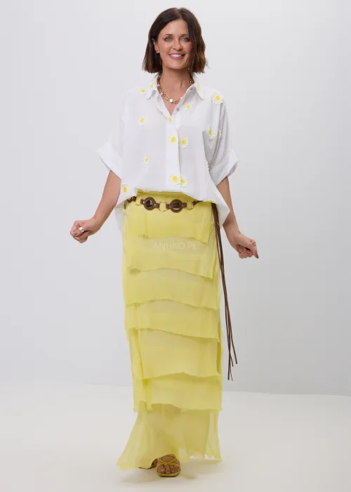 Żółta spódnica maxi z lekkiej, transparentnej tkaniny, ozdobiona asymetrycznymi warstwami falban i postrzępionym wykończeniem. Kobiecy model w stylu boho, idealny do letnich stylizacji z topami, koszulami i sandałami.