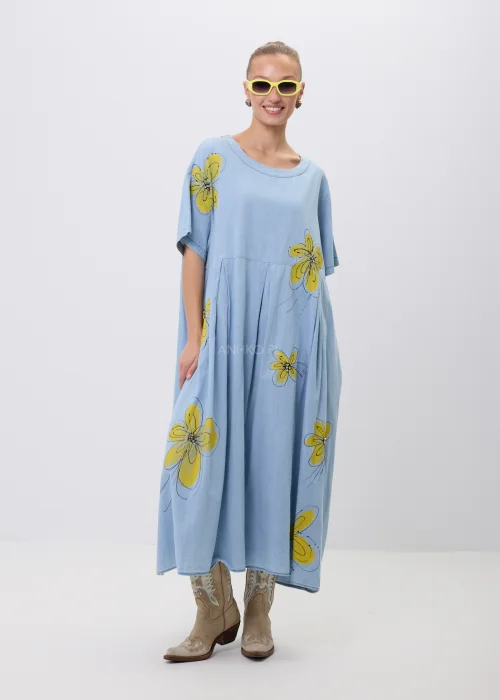 Błękitna sukienka maxi oversize z krótkim rękawem i efektownym nadrukiem dużych żółtych kwiatów. Luźny fason z odcięciem pod biustem zapewnia swobodę noszenia i tworzy lekką, kobiecą stylizację na co dzień.