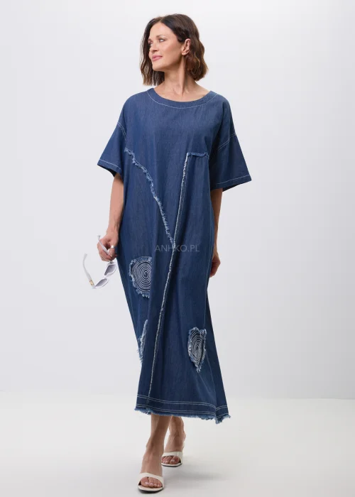 Jeansowa sukienka maxi oversize z krótkim, szerokim rękawem, ozdobiona dekoracyjnymi przeszyciami oraz naszywanymi aplikacjami w kształcie okręgów z postrzępionym wykończeniem. Luźny fason zapewnia wygodę i tworzy nowoczesną, casualową stylizację.