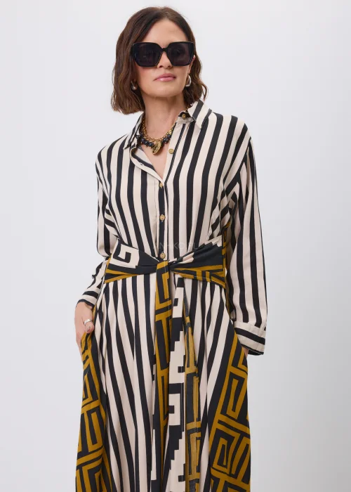 Długa sukienka koszulowa maxi z geometrycznym wzorem w czerni, beżu i musztardowym odcieniu oraz wiązaniem w talii. Elegancki fason z kołnierzykiem i długimi rękawami pięknie podkreśla sylwetkę