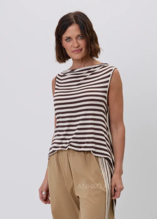 Damski top bez rękawów w beżowo-brązowe paski o luźnym, asymetrycznym fasonie. Modna stylizacja casual ze spodniami w kolorze camel z ozdobnym koronkowym lampasem, inspirowana naturalną elegancją.
