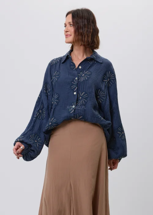 Granatowa koszula damska z haftowanym motywem kwiatowym, bufiastymi rękawami i luźnym fasonem oversize. Stylowy model z naturalnej tkaniny, idealny do eleganckich i codziennych stylizacji w stylu boho i casual.