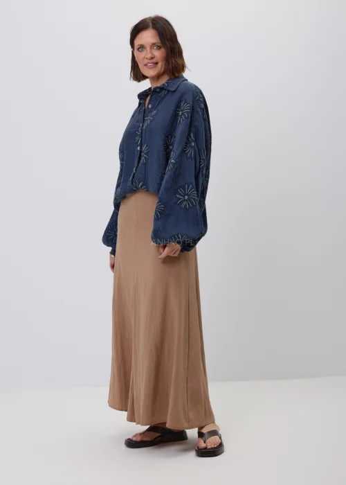 Granatowa koszula damska z haftowanym motywem kwiatowym, bufiastymi rękawami i luźnym fasonem oversize. Stylowy model z naturalnej tkaniny, idealny do eleganckich i codziennych stylizacji w stylu boho i casual.