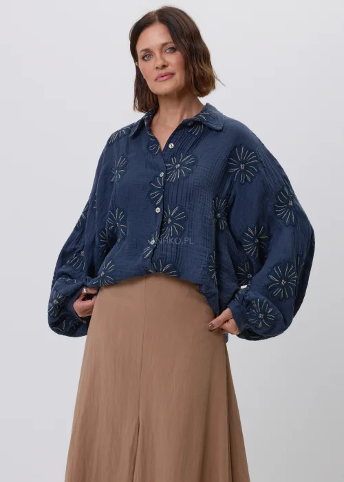 Granatowa koszula damska z haftowanym motywem kwiatowym, bufiastymi rękawami i luźnym fasonem oversize. Stylowy model z naturalnej tkaniny, idealny do eleganckich i codziennych stylizacji w stylu boho i casual.