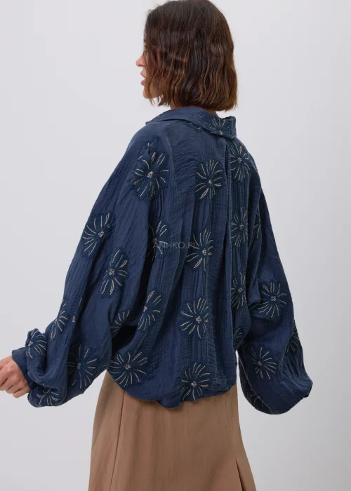 Granatowa koszula damska z haftowanym motywem kwiatowym, bufiastymi rękawami i luźnym fasonem oversize. Stylowy model z naturalnej tkaniny, idealny do eleganckich i codziennych stylizacji w stylu boho i casual.