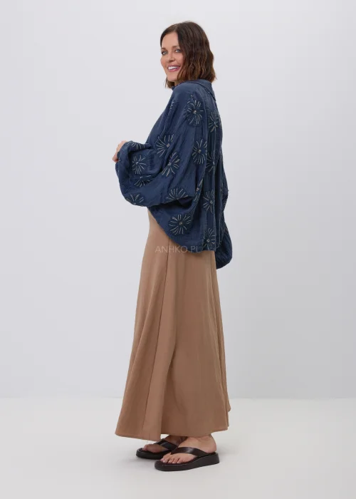 Granatowa koszula damska z haftowanym motywem kwiatowym, bufiastymi rękawami i luźnym fasonem oversize. Stylowy model z naturalnej tkaniny, idealny do eleganckich i codziennych stylizacji w stylu boho i casual.