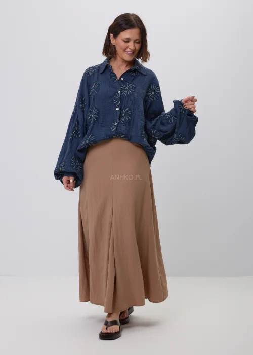 Granatowa koszula damska z haftowanym motywem kwiatowym, bufiastymi rękawami i luźnym fasonem oversize. Stylowy model z naturalnej tkaniny, idealny do eleganckich i codziennych stylizacji w stylu boho i casual.