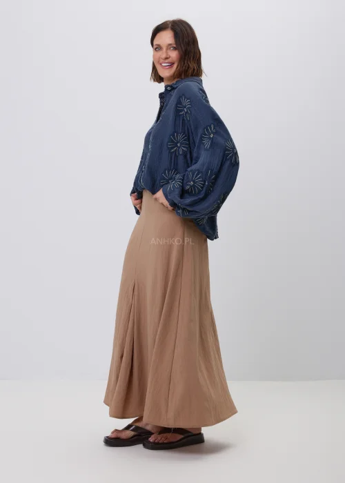 Granatowa koszula damska z haftowanym motywem kwiatowym, bufiastymi rękawami i luźnym fasonem oversize. Stylowy model z naturalnej tkaniny, idealny do eleganckich i codziennych stylizacji w stylu boho i casual.