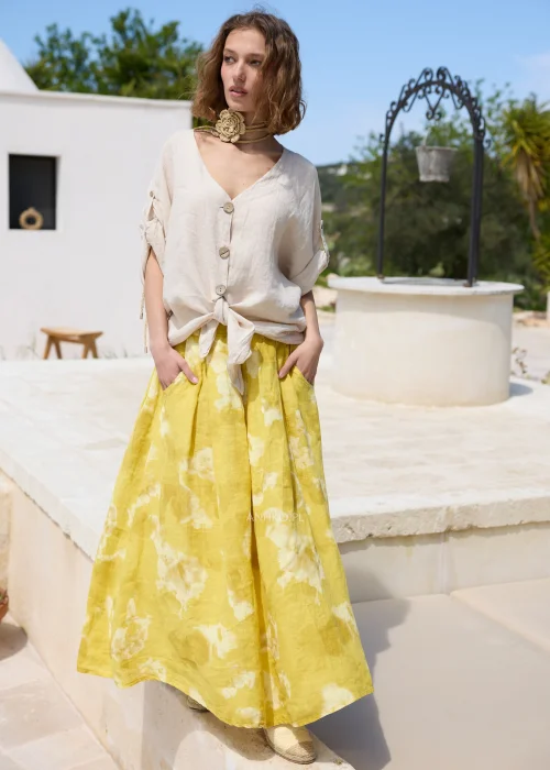Pleciony dodatek z rafii w naturalnym beżowym odcieniu z dużym kwiatem, który można nosić jako naszyjnik lub pasek. Wielofunkcyjny model w stylu boho efektownie uzupełnia sukienki, tuniki i letnie stylizacje.