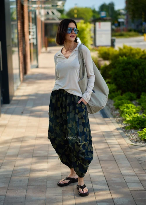 Duża beżowa torba typu shopper z miękkiej tkaniny z ozdobnym chwostem i drewnianymi koralikami.
