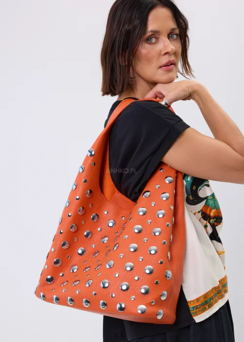 Torebka damska shopper pomarańczowa z ozdobnymi srebrnymi nitami.