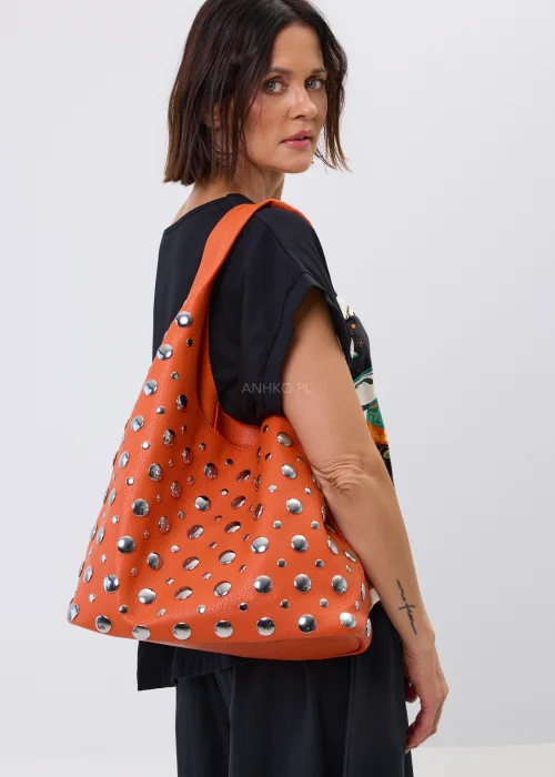 Torebka damska shopper pomarańczowa z ozdobnymi srebrnymi nitami.