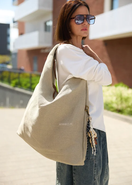 Duża shopperka wykonana z grubej, plecionej tkaniny w naturalnym beżowym odcieniu to połączenie minimalistycznego designu i codziennej funkcjonalności.