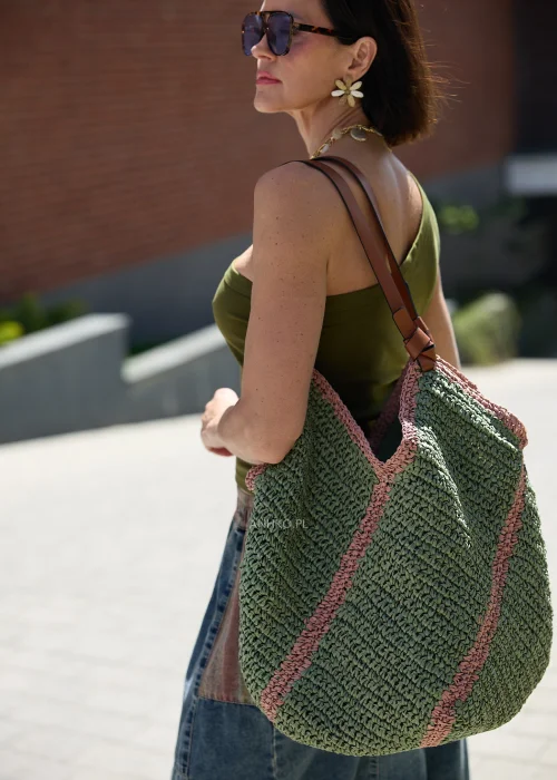Pojemna shopperka wykonana z plecionego materiału w oliwkowym odcieniu, ozdobiona kontrastowymi wstawkami w kolorze pudrowego różu.