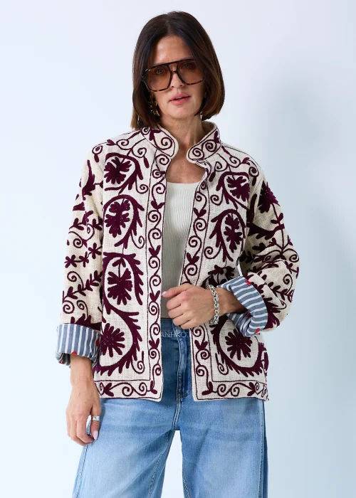 Elegancka damska marynarka w stylu boho w kolorze ecru z bordowym haftem roślinnym, ze stójką i podwiniętymi rękawami w paski