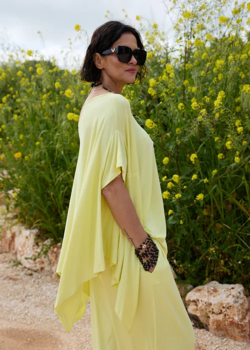Czarne okulary przeciwsłoneczne damskie oversize z geometryczną oprawką i ciemnymi szkłami UV400. Stylowy model glamour z ozdobnym detalem przy zausznikach, idealny do nowoczesnych miejskich stylizacji.