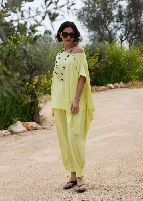 Czarne okulary przeciwsłoneczne damskie oversize z geometryczną oprawką i ciemnymi szkłami UV400. Stylowy model glamour z ozdobnym detalem przy zausznikach, idealny do nowoczesnych miejskich stylizacji.