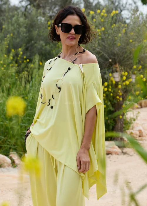 Czarne okulary przeciwsłoneczne damskie oversize z geometryczną oprawką i ciemnymi szkłami UV400. Stylowy model glamour z ozdobnym detalem przy zausznikach, idealny do nowoczesnych miejskich stylizacji.