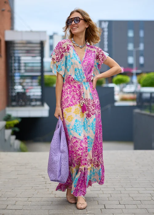 Sukienka maxi patchwork w odcieniach fuksji, beżu, turkusu i żółci z kopertowym dekoltem V, zwiewnymi rękawami oraz regulowanym wiązaniem w talii zakończonym chwostami.