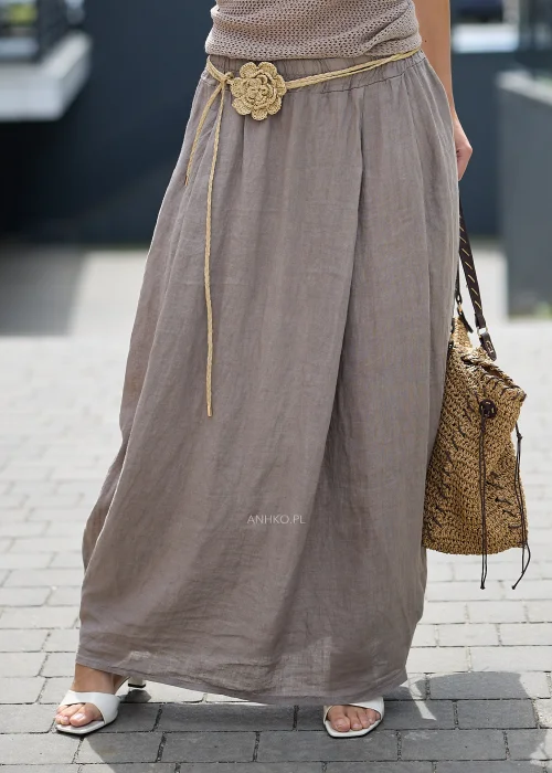 Pleciony dodatek z rafii w naturalnym beżowym odcieniu z dużym kwiatem, który można nosić jako naszyjnik lub pasek. Wielofunkcyjny model w stylu boho efektownie uzupełnia sukienki, tuniki i letnie stylizacje.