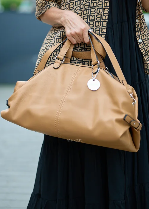 Beżowa torebka typu shopper z miękkiej ekoskóry z podwójnymi uchwytami, odpinanym paskiem i srebrnymi detalami.