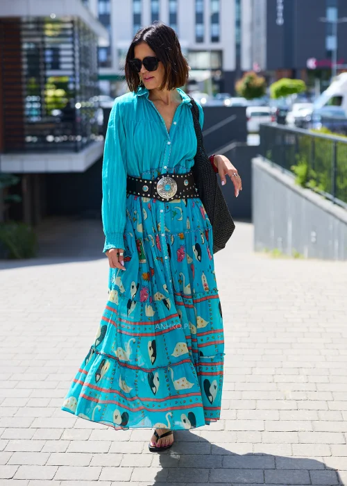 Turkusowa sukienka maxi z długim rękawem, zapięciem na guziki i efektownym printem w stylu boho.