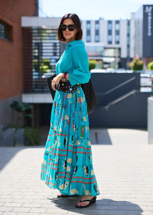 Turkusowa sukienka maxi z długim rękawem, zapięciem na guziki i efektownym printem w stylu boho.
