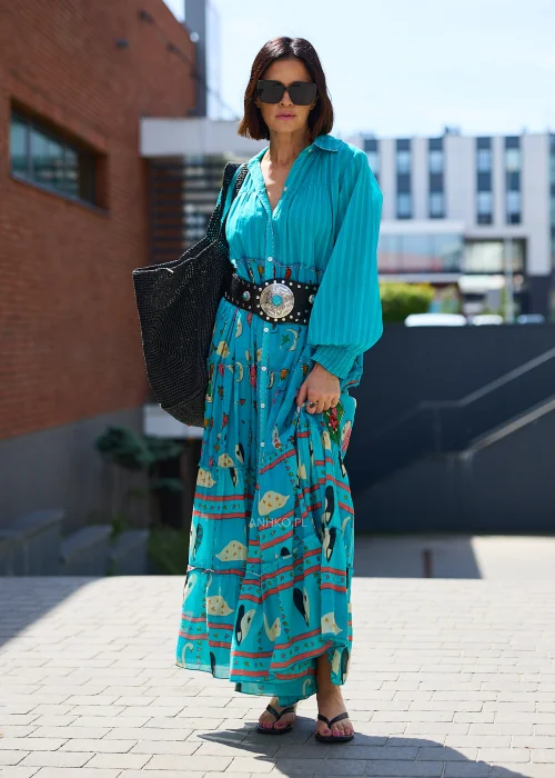 Turkusowa sukienka maxi z długim rękawem, zapięciem na guziki i efektownym printem w stylu boho.