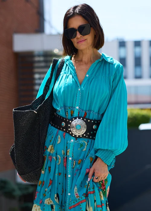 Turkusowa sukienka maxi z długim rękawem, zapięciem na guziki i efektownym printem w stylu boho.