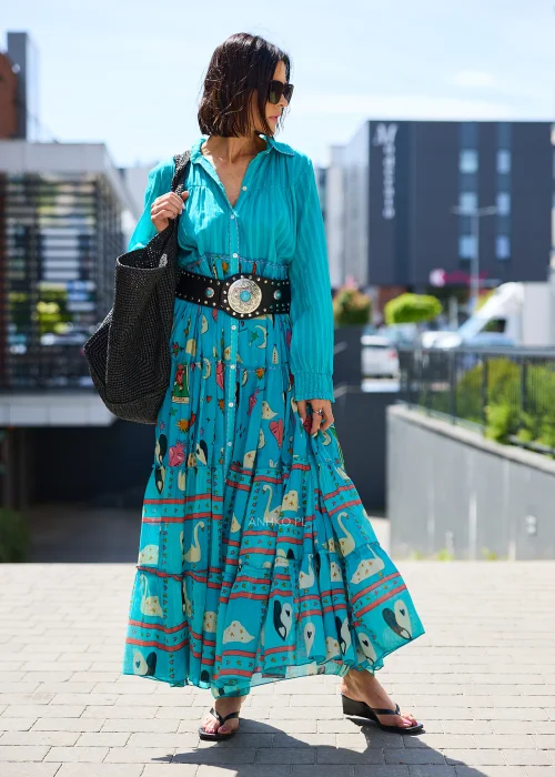 Turkusowa sukienka maxi z długim rękawem, zapięciem na guziki i efektownym printem w stylu boho.