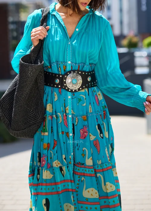 Turkusowa sukienka maxi z długim rękawem, zapięciem na guziki i efektownym printem w stylu boho.
