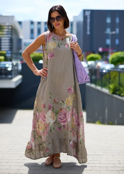 Sukienka maxi w beżowym kolorze z efektownym kwiatowym printem to propozycja dla kobiet, które cenią naturalny styl i wygodę.
