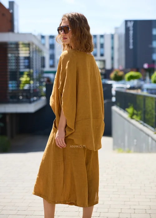 Musztardowa lniana bluzka oversize z szerokimi rękawami typu kimono i dekoltem w serek