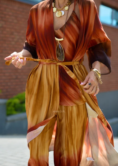 Zwiewne kimono maxi w odcieniach brązu, karmelu i miedzi z efektem ombre, wiązane w talii paskiem.