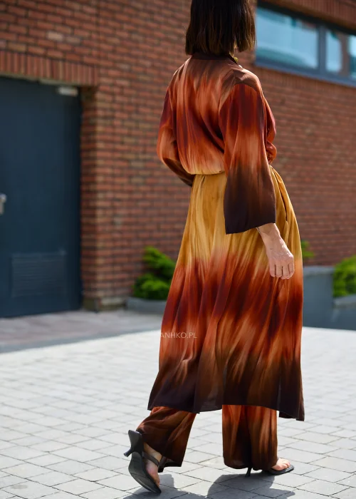 Zwiewne kimono maxi w odcieniach brązu, karmelu i miedzi z efektem ombre, wiązane w talii paskiem.
