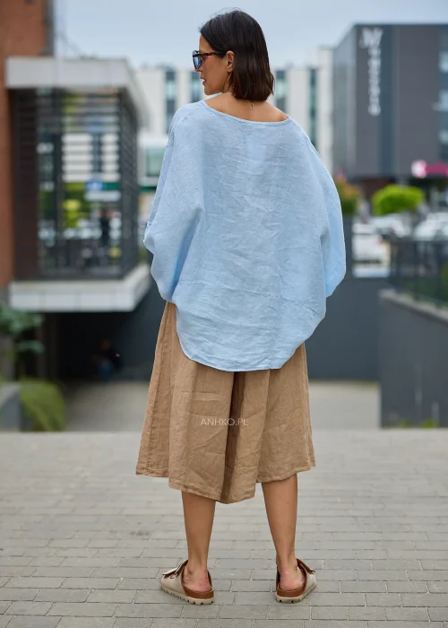 Błękitna lniana bluzka damska oversize z szerokim dekoltem typu łódka oraz luźnymi rękawami typu kimono