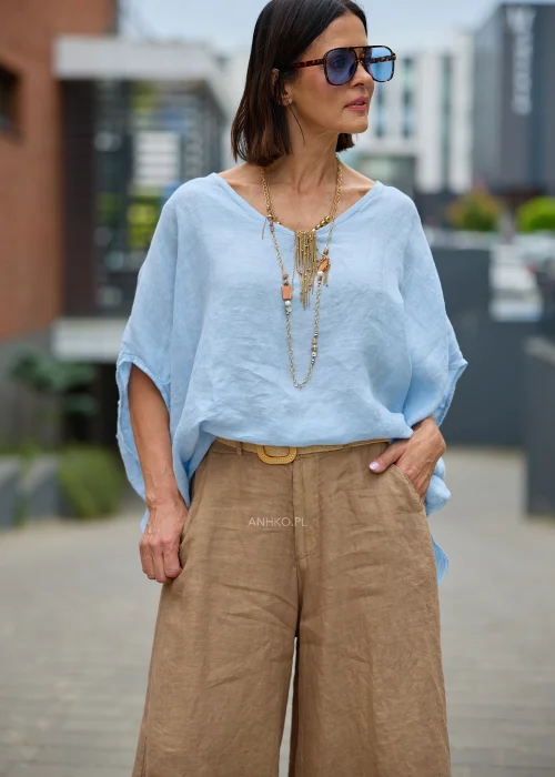 Błękitna lniana bluzka damska oversize z szerokim dekoltem typu łódka oraz luźnymi rękawami typu kimono