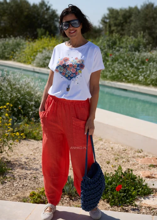 Biały damski T-shirt z kolorowym nadrukiem przedstawiającym serce ułożone z kwiatów unoszone przez balon. Model z krótkim rękawem i okrągłym dekoltem