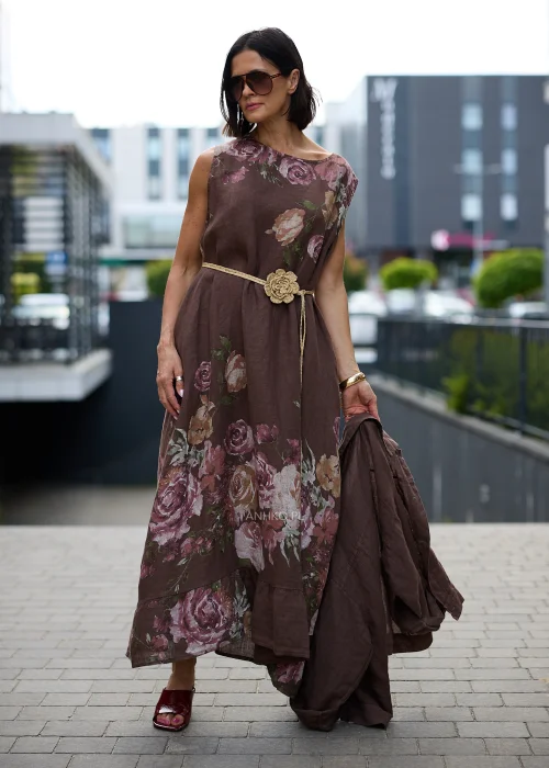Pleciony dodatek z rafii w naturalnym beżowym odcieniu z dużym kwiatem, który można nosić jako naszyjnik lub pasek. Wielofunkcyjny model w stylu boho efektownie uzupełnia sukienki, tuniki i letnie stylizacje.