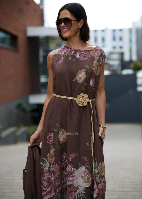 Pleciony dodatek z rafii w naturalnym beżowym odcieniu z dużym kwiatem, który można nosić jako naszyjnik lub pasek. Wielofunkcyjny model w stylu boho efektownie uzupełnia sukienki, tuniki i letnie stylizacje.
