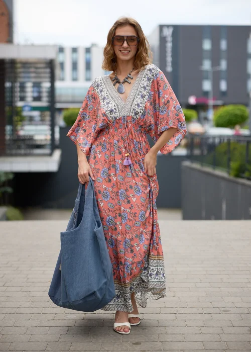 Niebieska torba shopper z miękkiej tkaniny z ozdobnymi chwostami i drewnianymi koralikami.