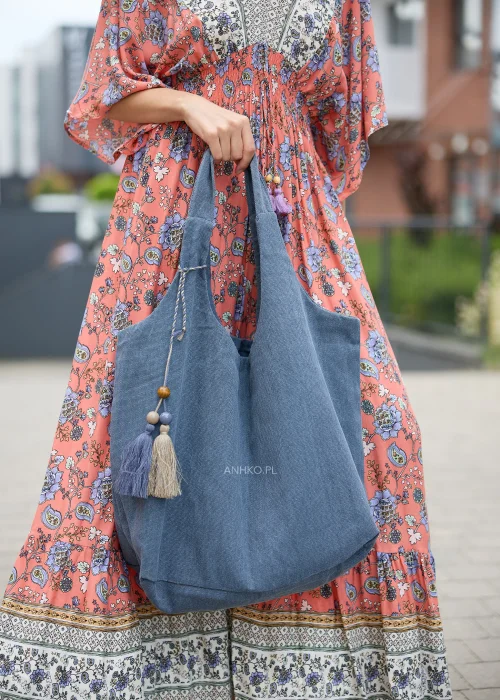 Niebieska torba shopper z miękkiej tkaniny z ozdobnymi chwostami i drewnianymi koralikami.