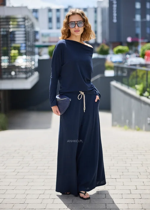 Bluzka damska dzianinowa oversize z dekoltem łódka – granatowa