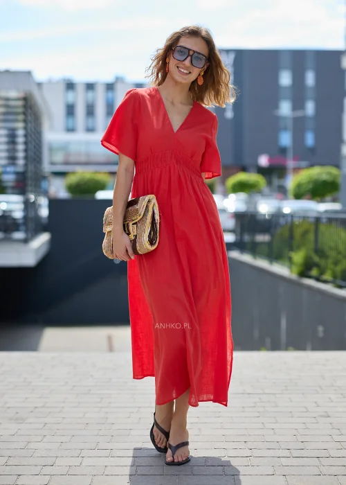 Pleciona torebka damska w kolorze beżowo-brązowym z wielokolorowym wzorem, klapą na magnes i regulowanym paskiem. Pojemny model w stylu boho do codziennych stylizacji.